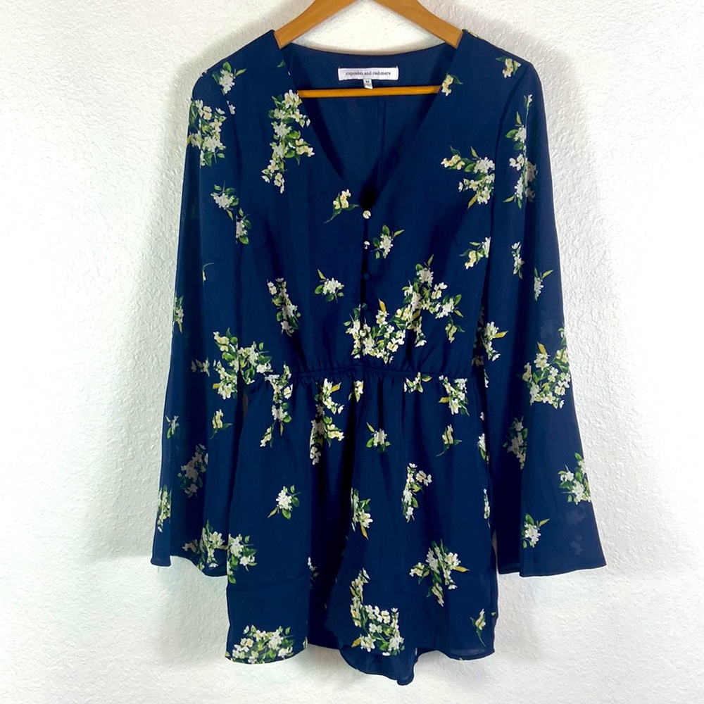 Cupcakes and Cashmere Bell Sleeve Floral Romper - Picture 4 of 10